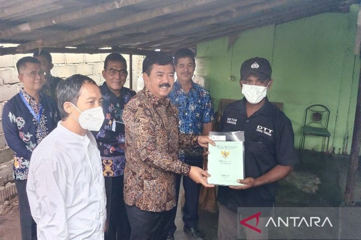 Menteri ATR/BPN Hadi Tjahjanto serahkan sertipikat PTSL langsung ke rumah warga