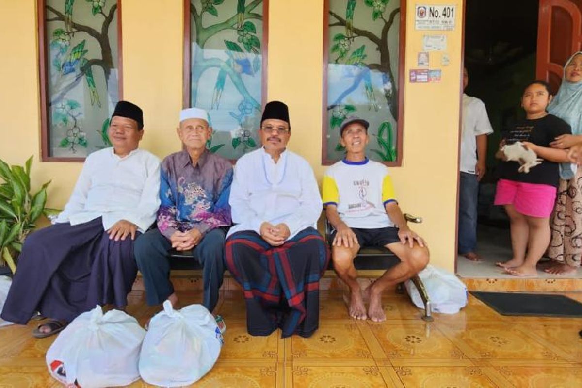 Memaknai Ramadhan dengan berbagi, Sekda Kalteng serahkan ratusan paket sembako di Puruk Cahu