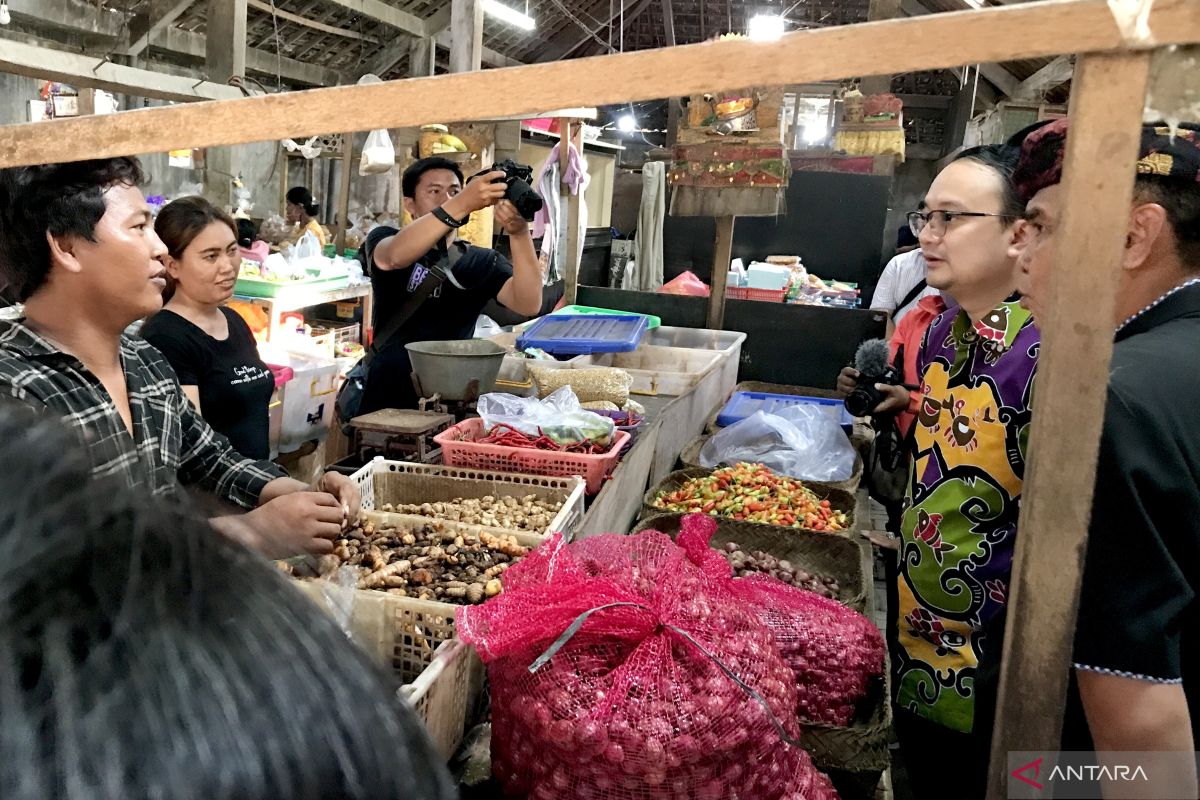 Wamendag dengar aspirasi pedagang saat cek harga di Pasar Jimbaran