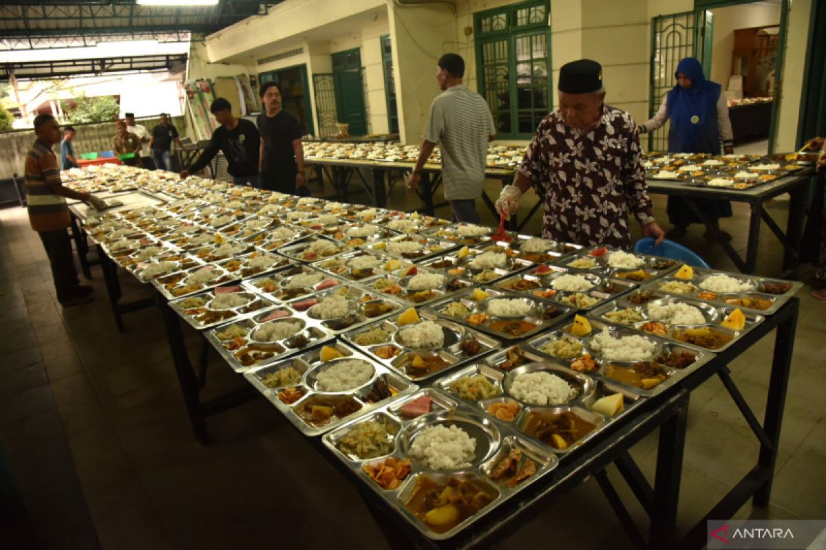 Masjid Raya Aceh sajikan Bubur  Kanjie Rumbi untuk berbuka puasa