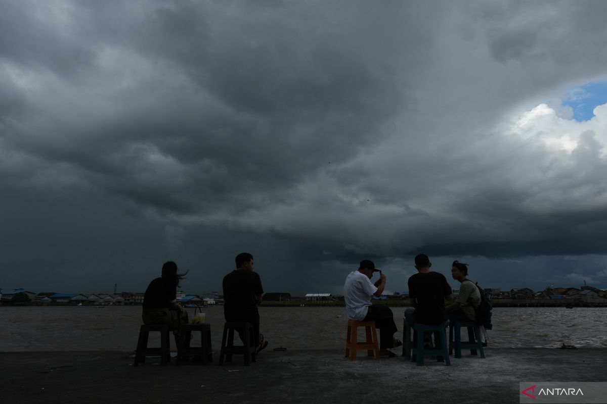 BMKG: Waspada potensi hujan lebat melanda Kalimantan dan Papua