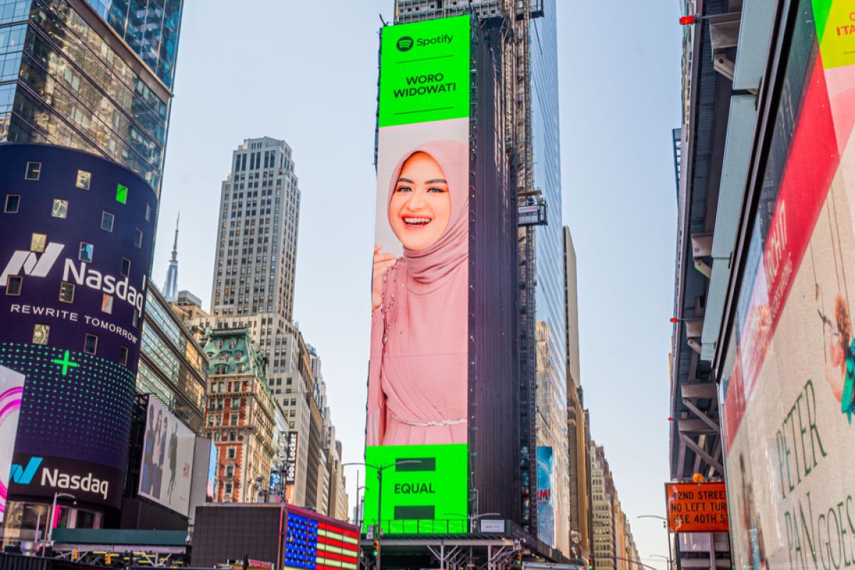 Wajah musisi Indonesia Woro Widowati mejeng di billboard raksasa New York Times Square