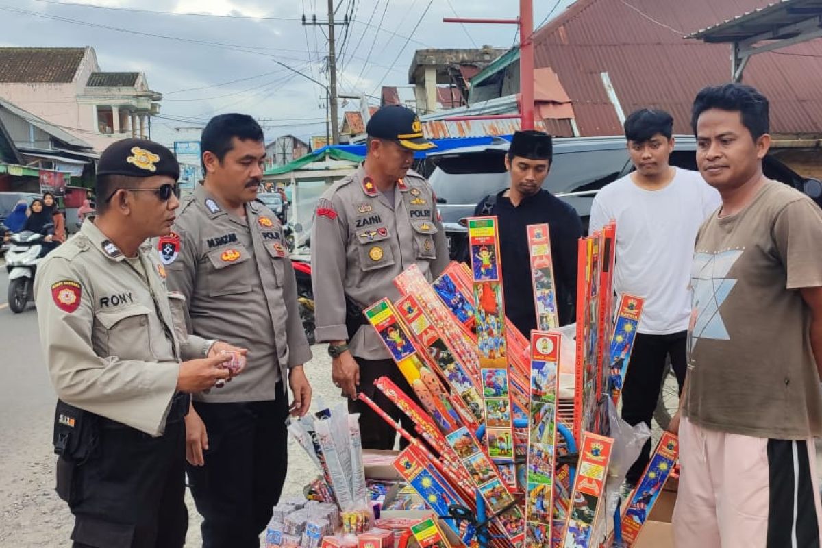 Polisi amankan ratusan butir petasan di Pesisir Barat Lampung