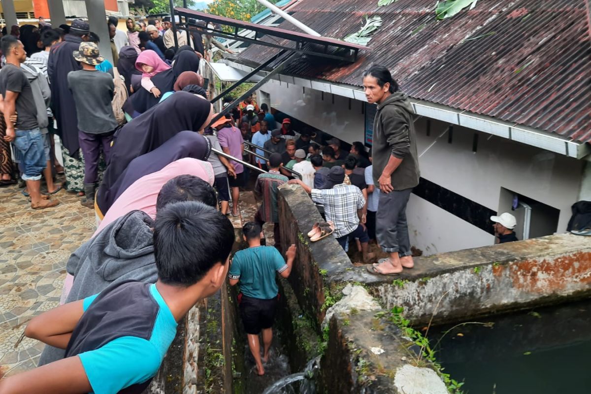 Dua orang jemaah masjid  meninggal dunia tertimbun longsor di Agam