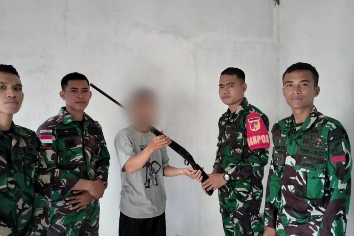 Warga perbatasan serahkan senjata api ilegal ke Satgas Pamtas RI-Malaysia