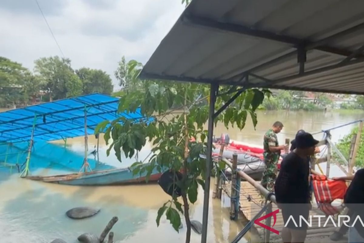 Belasan orang jadi korban perahu tambang terbalik di Kota Surabaya