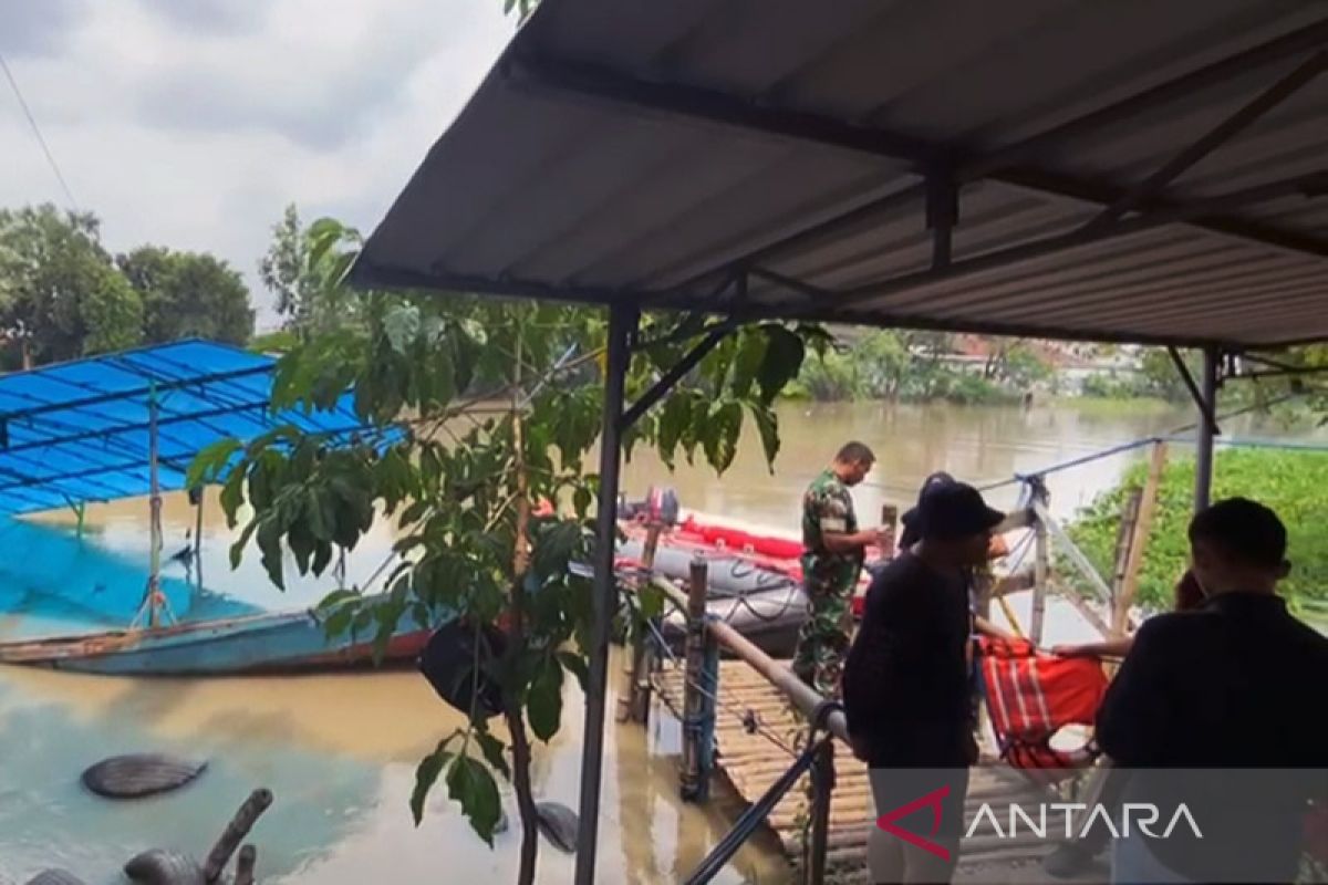 Belasan orang jadi korban terbaliknya perahu tambang di Surabaya