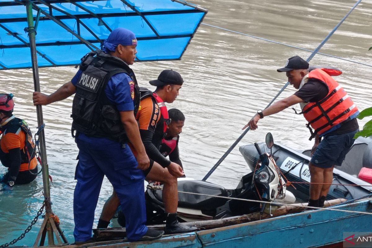Petugas evakuasi kendaraan korban perahu tambang di Surabaya