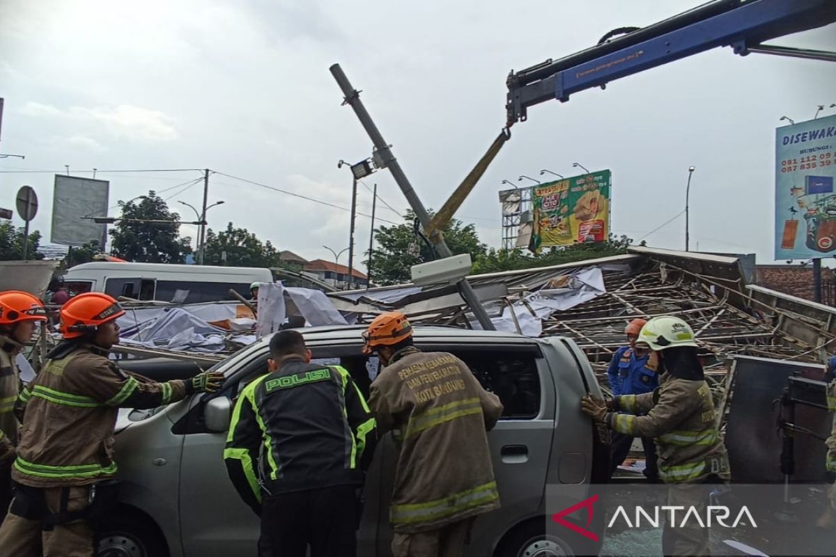 Baliho raksasa tumbang dan timpa tiga pemotor di Bandung