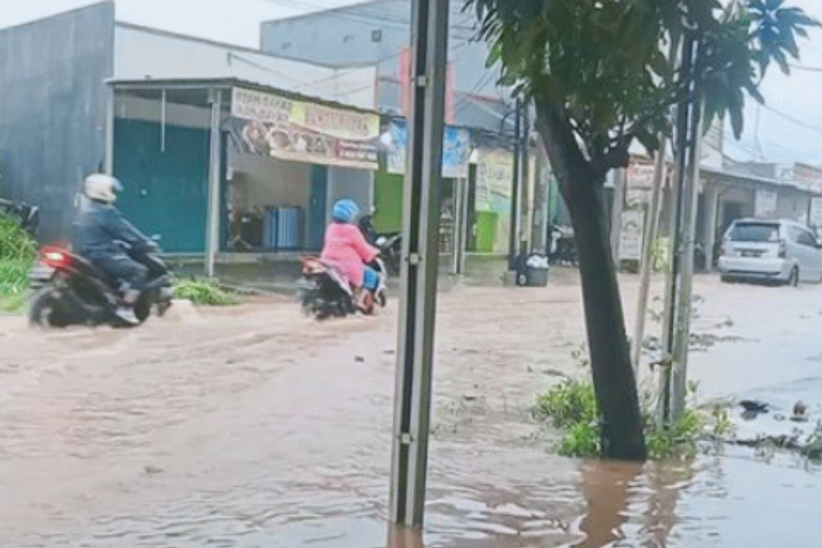 Hujan deras akibatkan sejumlah titik jalan di Karawang terendam