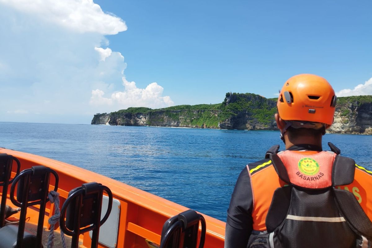 Tim SAR cari nelayan terempas ombak di Uluwatu