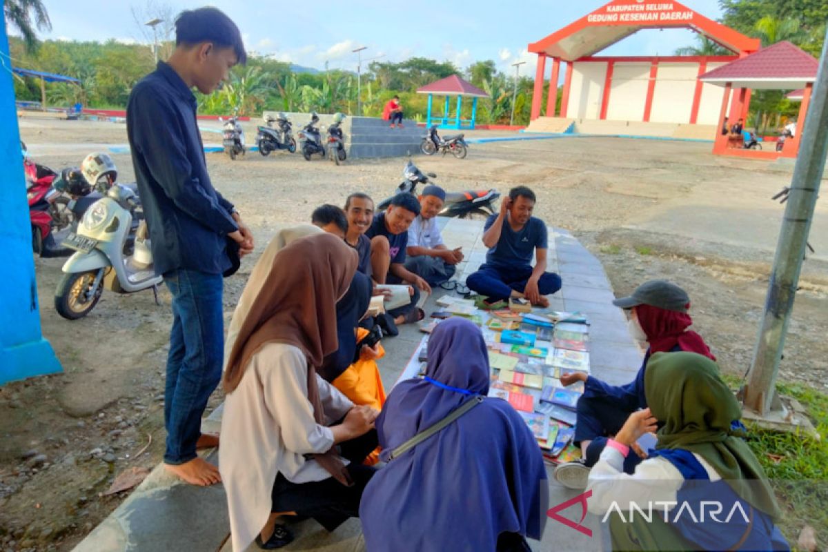 Selama ramadhan, pegiat literasi Seluma buka lapak baca gratis