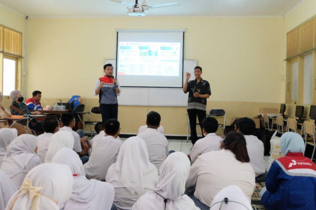 Pertagas beri edukasi industri gas bumi siswa SLB