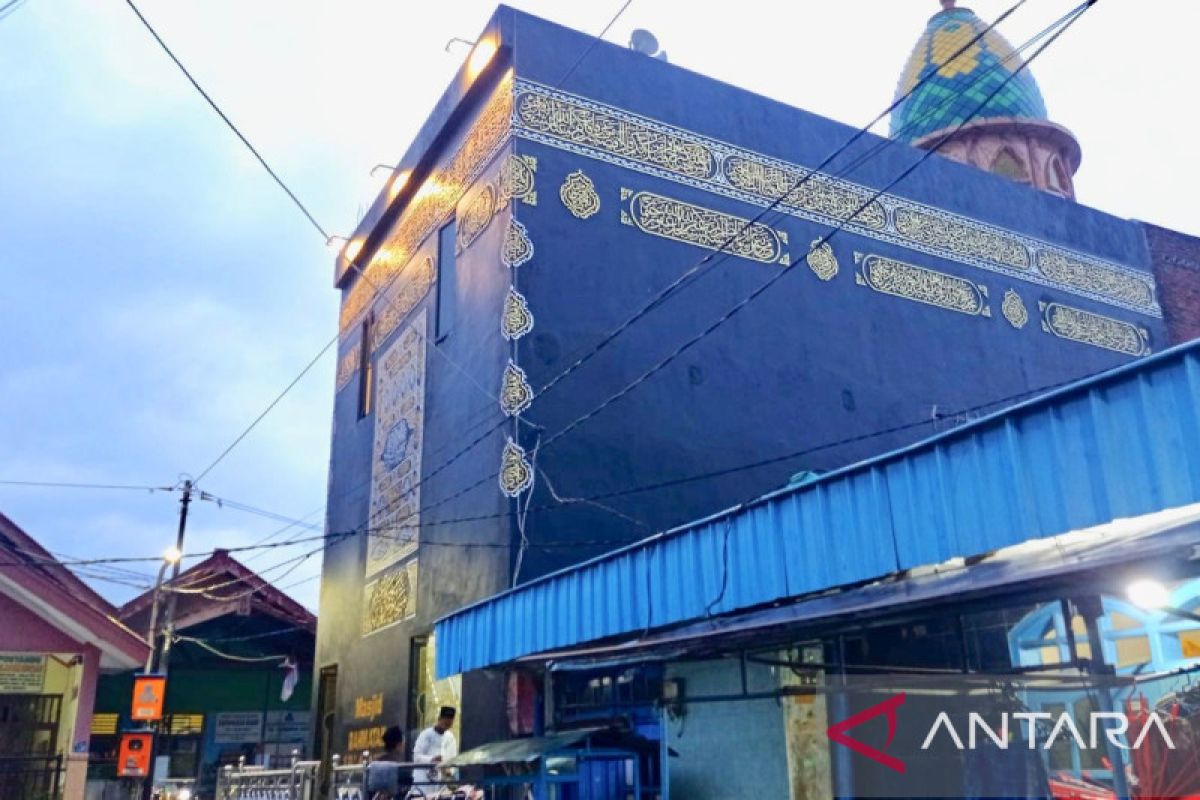 Rahmatan Lil'Alamin, masjid bernuansa Ka'bah di sudut perkampungan Surabaya