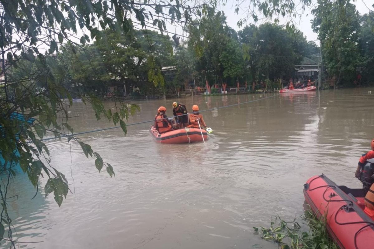 SAR Surabaya terjunkan tim cari korban insiden perahu tambang