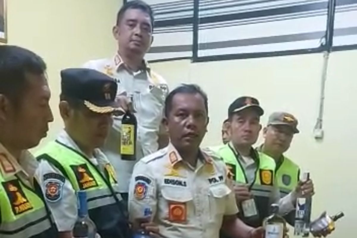 Satpol-PP menyita 561 botol miras dari wilayah Tambora