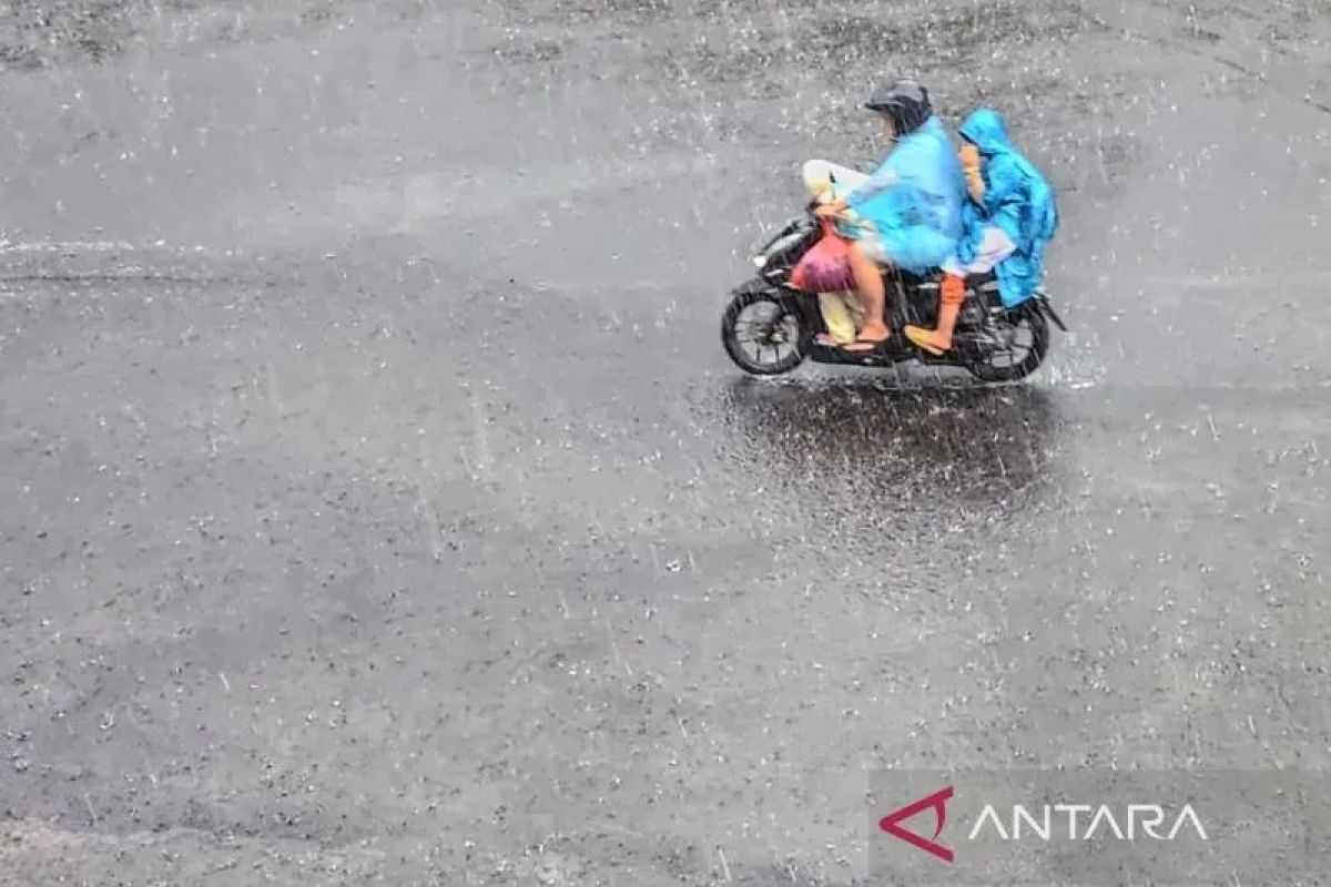 Hujan diprakirakan mengguyur beberapa kota di Indonesia