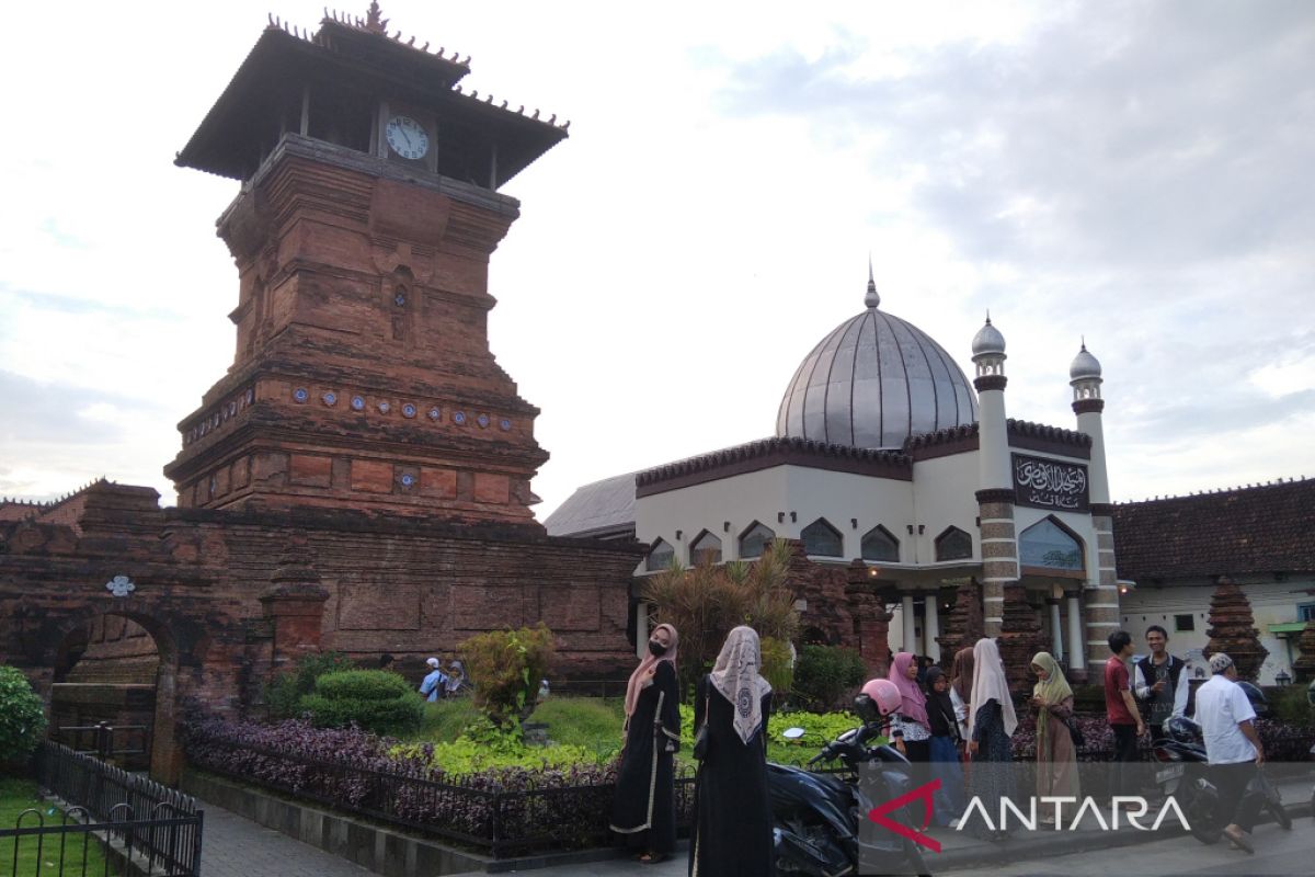 Komplek Masjid Menara Kudus jadi favorit warga untuk "ngabuburit"