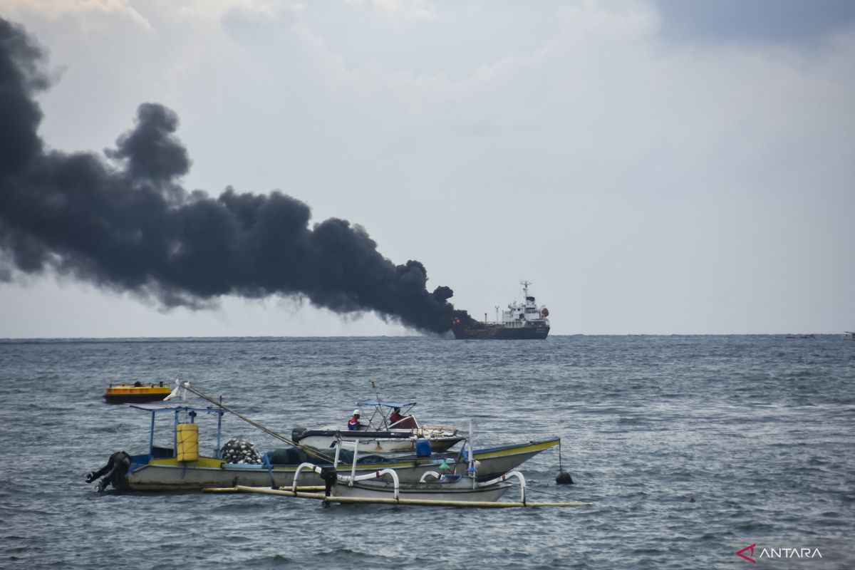 Pertamina lakukan pemadaman kebakaran kapal di Lombok secara terpadu
