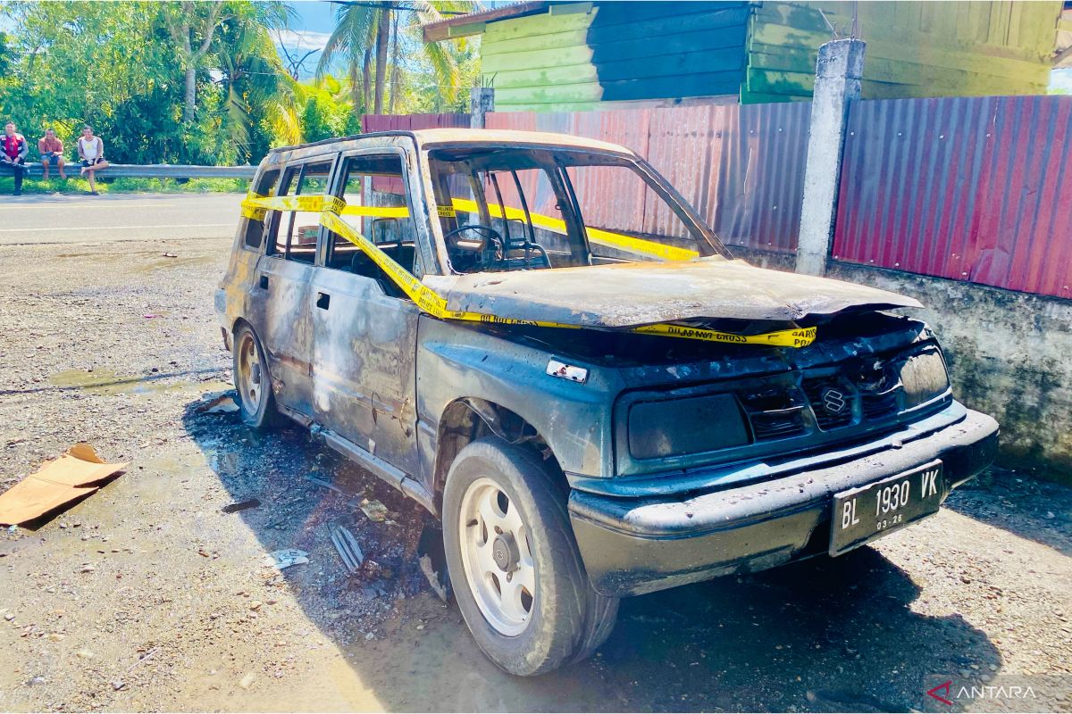 Minibus terbakar di depan Mushala di Samping SPBU Suak Raya Meulaboh