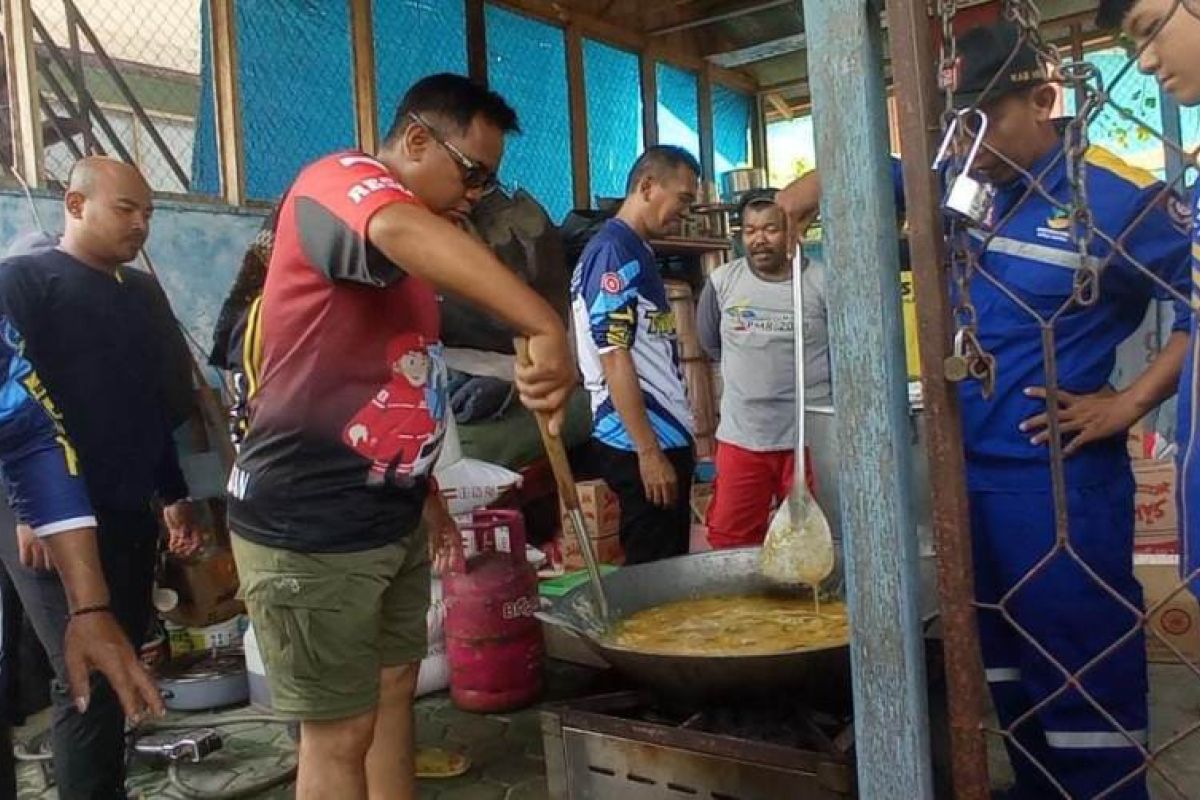 Dapur Umum HSS sediakan 3.600 nasi bungkus bantu warga terdampak banjir berbuka puasa