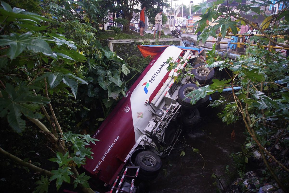 Polisi olah TKP kecelakaan truk tangki Pertamina di Malang