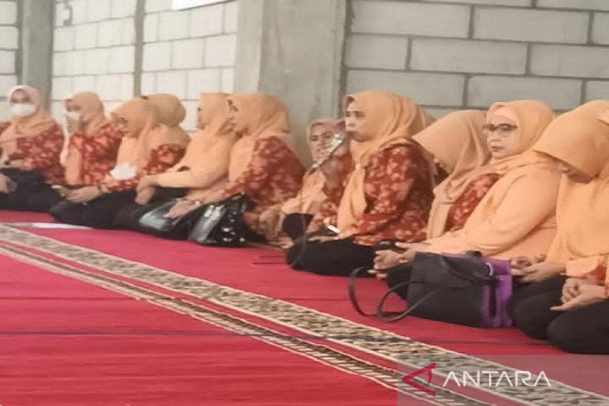 DWP Provinsi Sulawesi Tenggara sedekah karpet sajadah ke masjid
