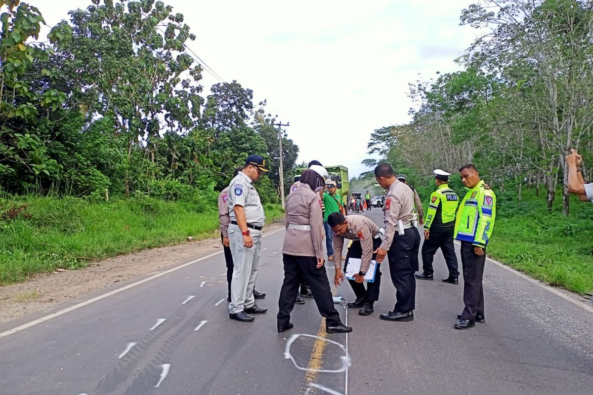 Mobil travel vs dump truk di OKU, empat orang tewas