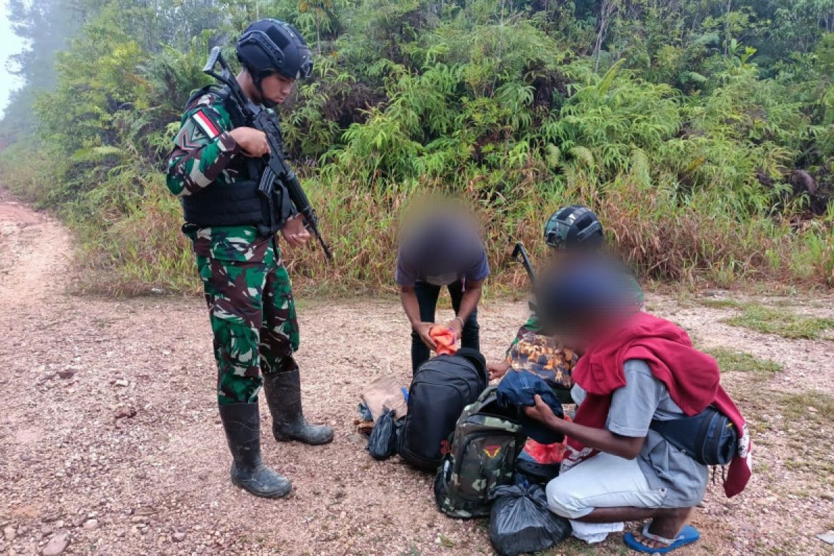 Petugas tangkap PMI ilegal melintas di "jalan tikus" perbatasan RI-Malaysia
