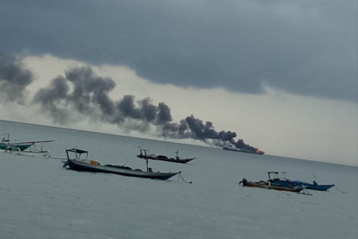 Kapal MT Christin pengangkut BBM Pertamina terbakar di laut Mataram NTB
