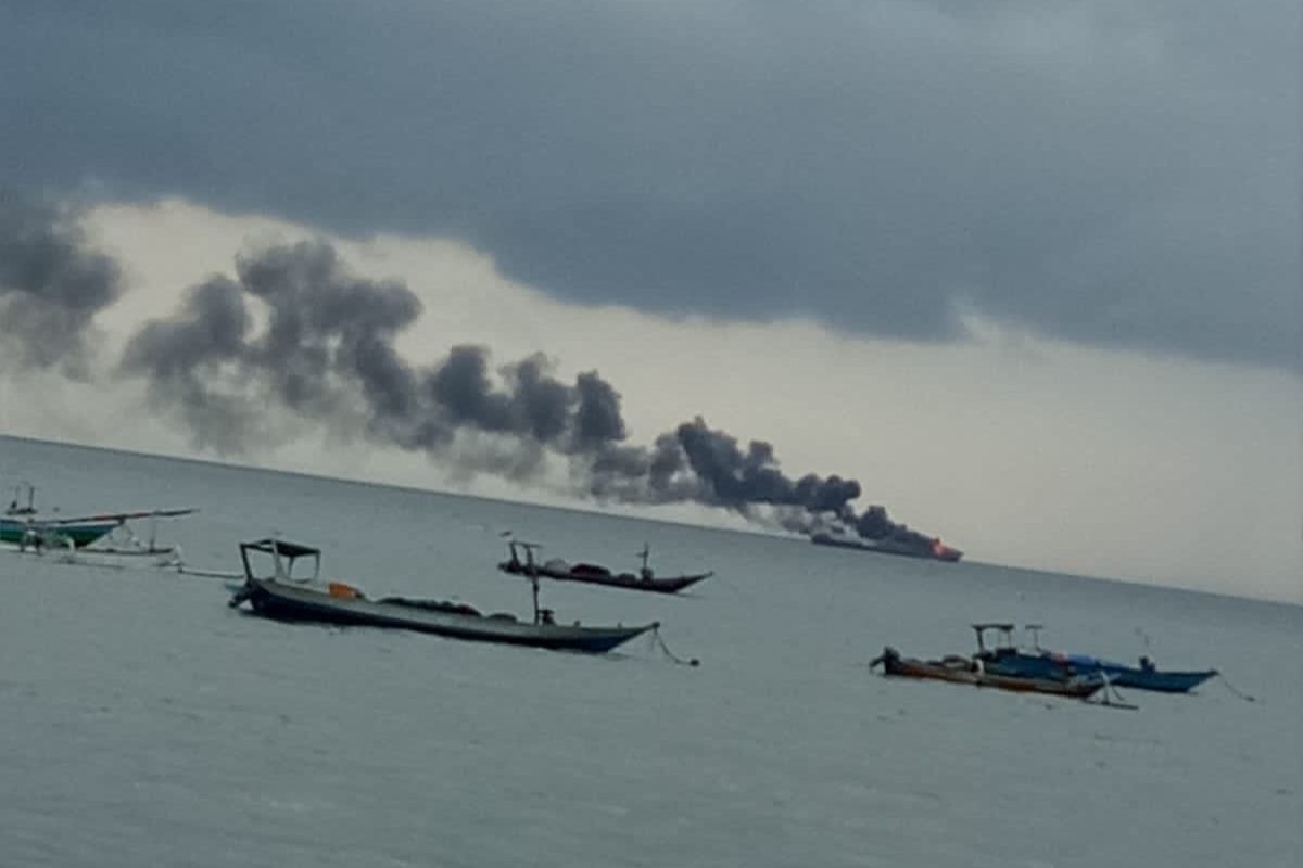 Pertamina lakukan pemadaman kebakaran kapal angkut BBM di Lombok