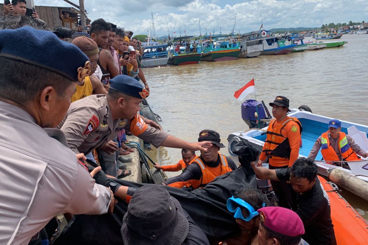 Pengemudi mobil Disnaker Makassar yang tenggelam di Sinjai ditemukan meninggal