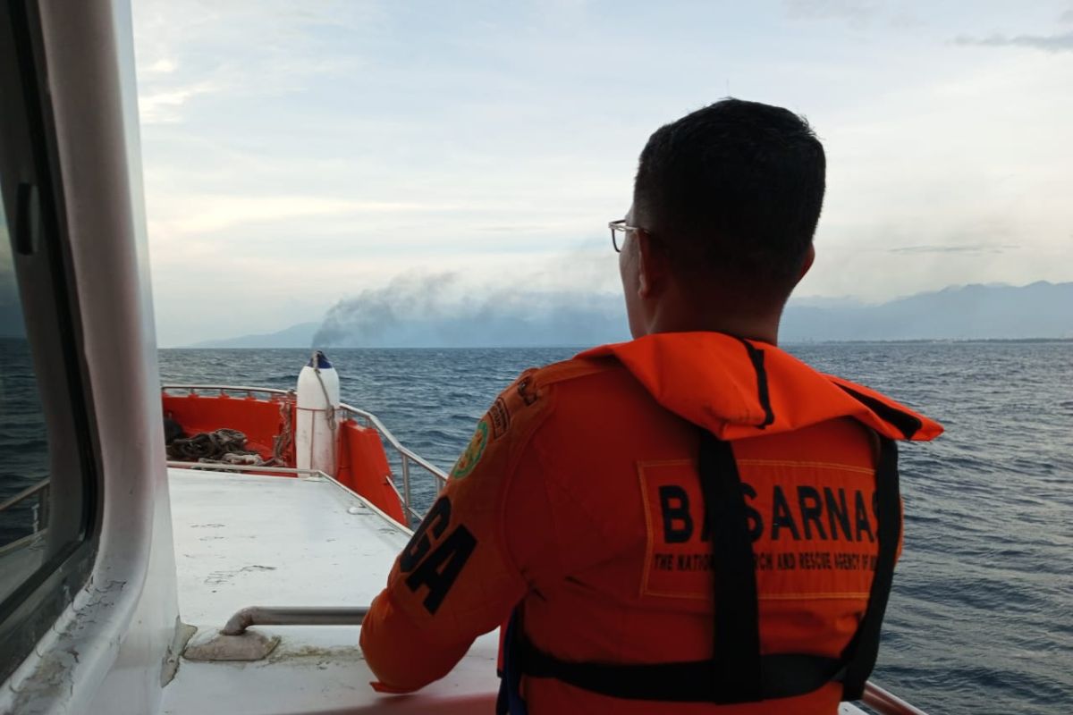 Basarnas mencari tiga korban kebakaran kapal BBM Pertamina di laut Lombok