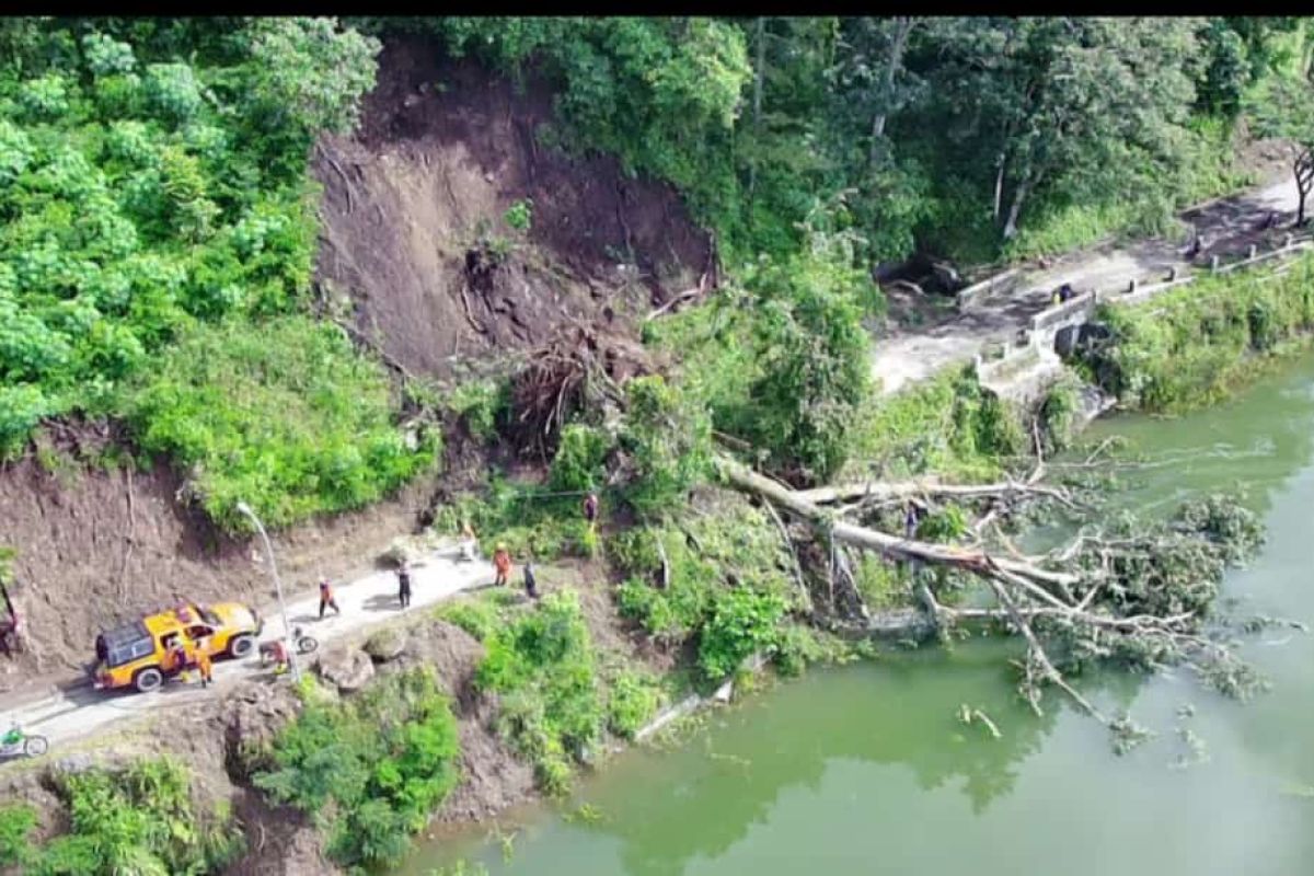 Longsor tutup akses jalan menuju objek wisata Telaga Ngebel Ponorogo