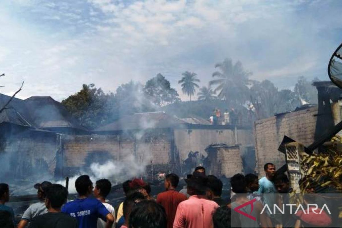 Empat rumah di Kawasan Saribu Rumah Gadang Solok Selatan terbakar