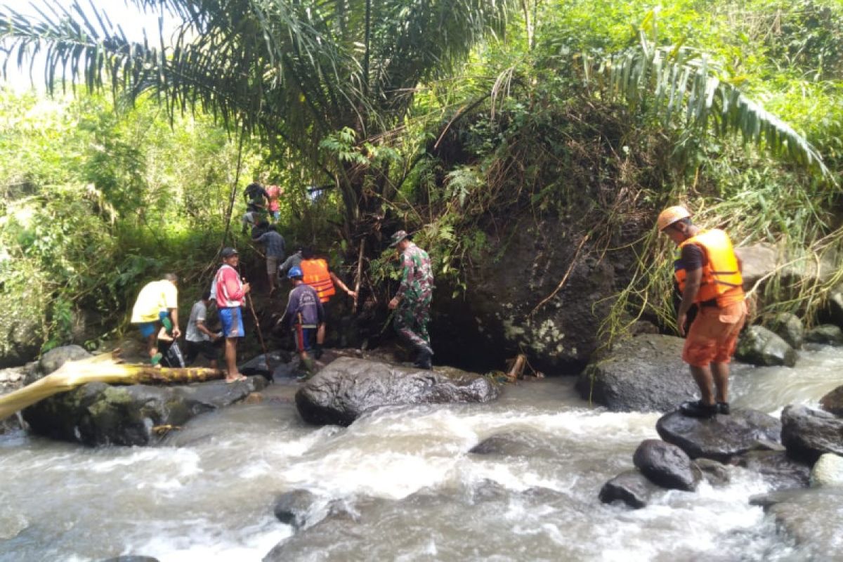 Lansia korban banjir di Mabar  belum ditemukan