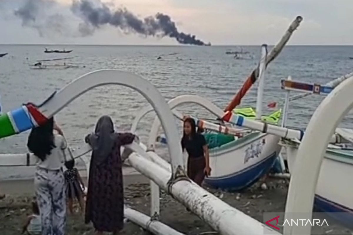 Police help handle tanker fire incident in Ampenan waters