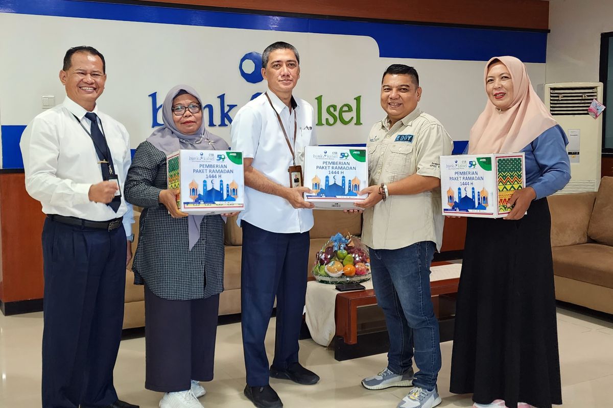 Bank Kalsel berbagi paket bingkisan Ramadan kepada jurnalis