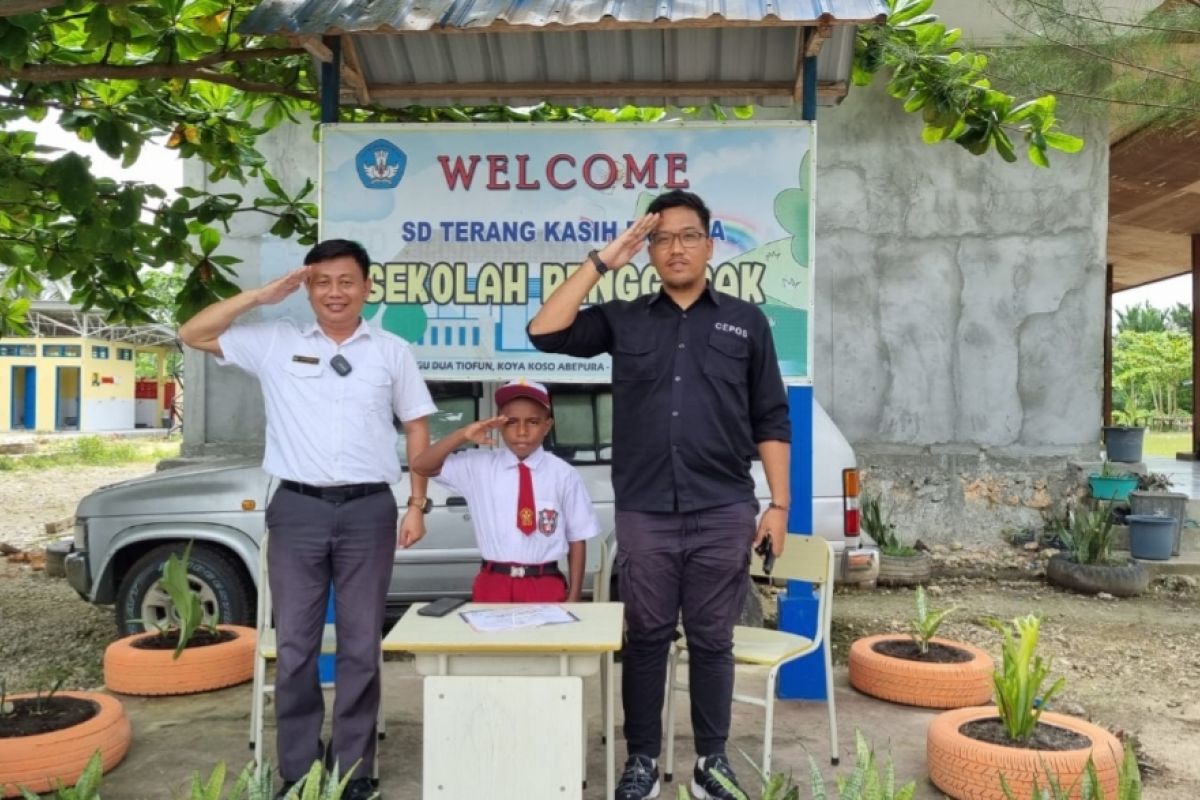 Jurnalis Jayapura salurkan bantuan siswa pemberi hormat kepada Jokowi