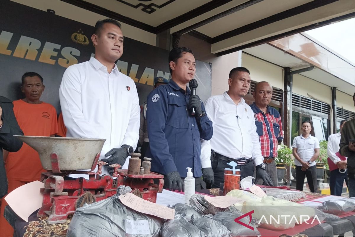 Polisi tangkap tiga pelaku pembuat dan penjual petasan di Kabupaten Malang