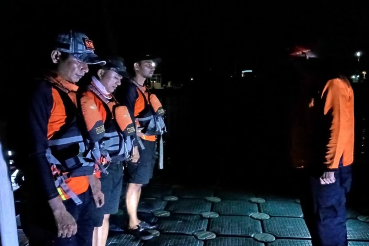 Basarnas sebut dua nelayan kebocoran kapal di Wakatobi ditemukan selamat