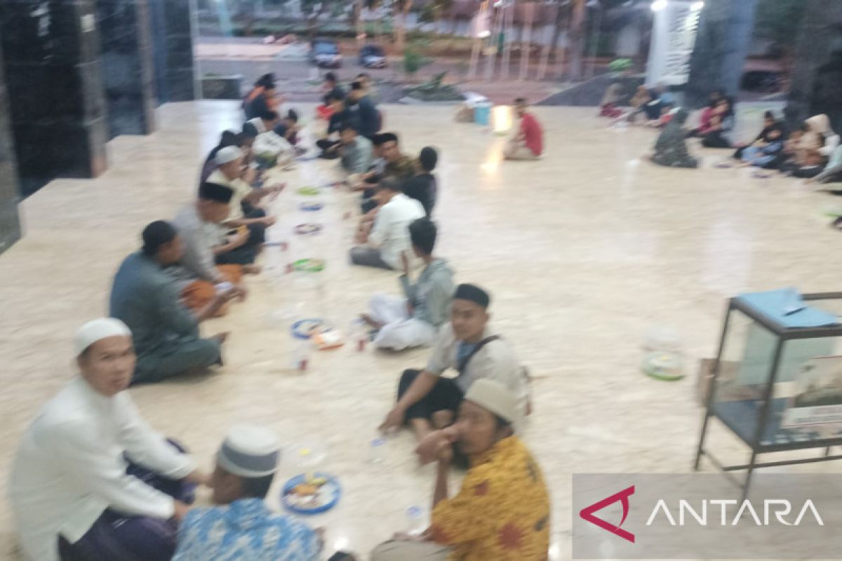 Masjid Kubah Intan Kalianda Lampung Selatan sediakan takjil gratis