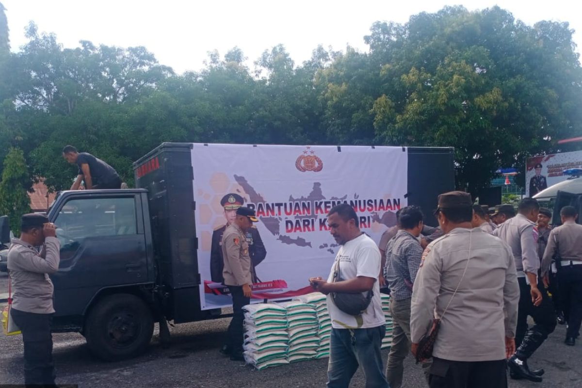 Kapolri salurkan bantuan 50 ton beras untuk warga Maumere dan Ende