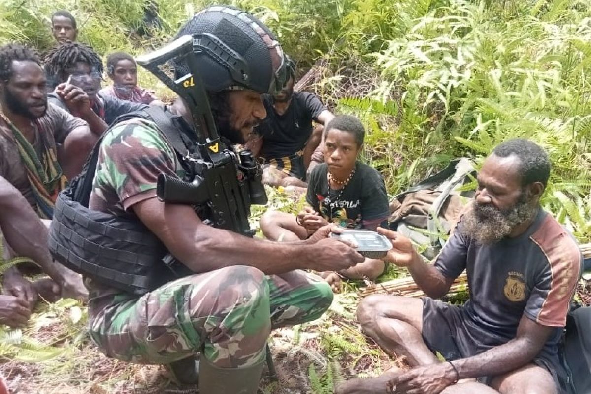 Patroli Yonif Raider 514/SY Kostrad bantu evakuasi warga Koroptak