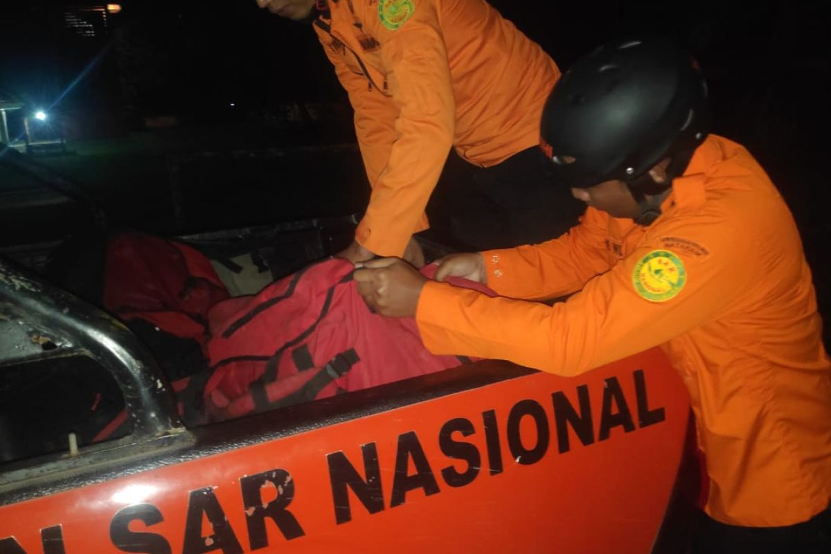 Tim SAR evakuasi mayat perempuan dari sumur warga di Lombok Timur