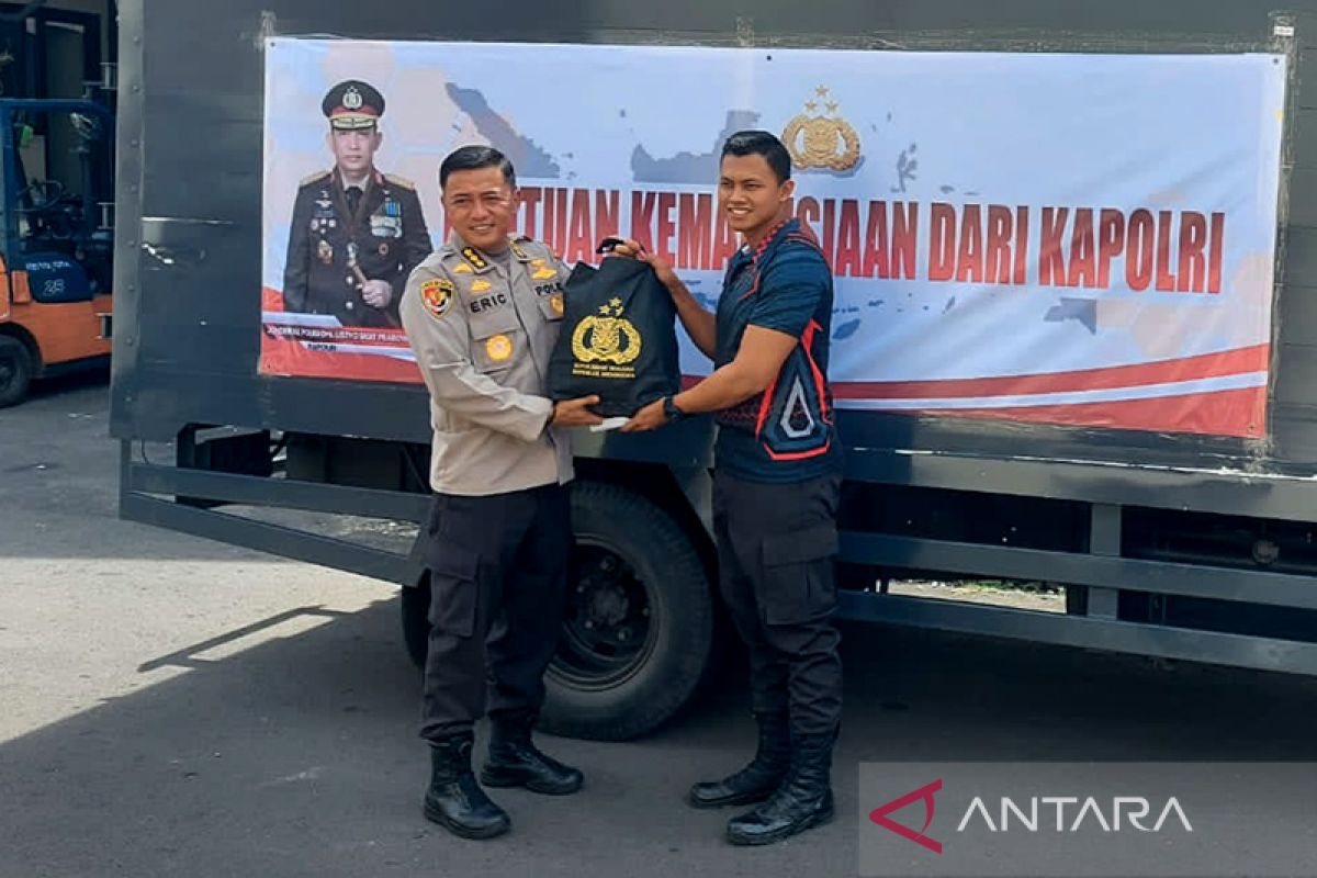 Polisi beri bantuan ke masyarakat terdampak kenaikan harga bahan pokok