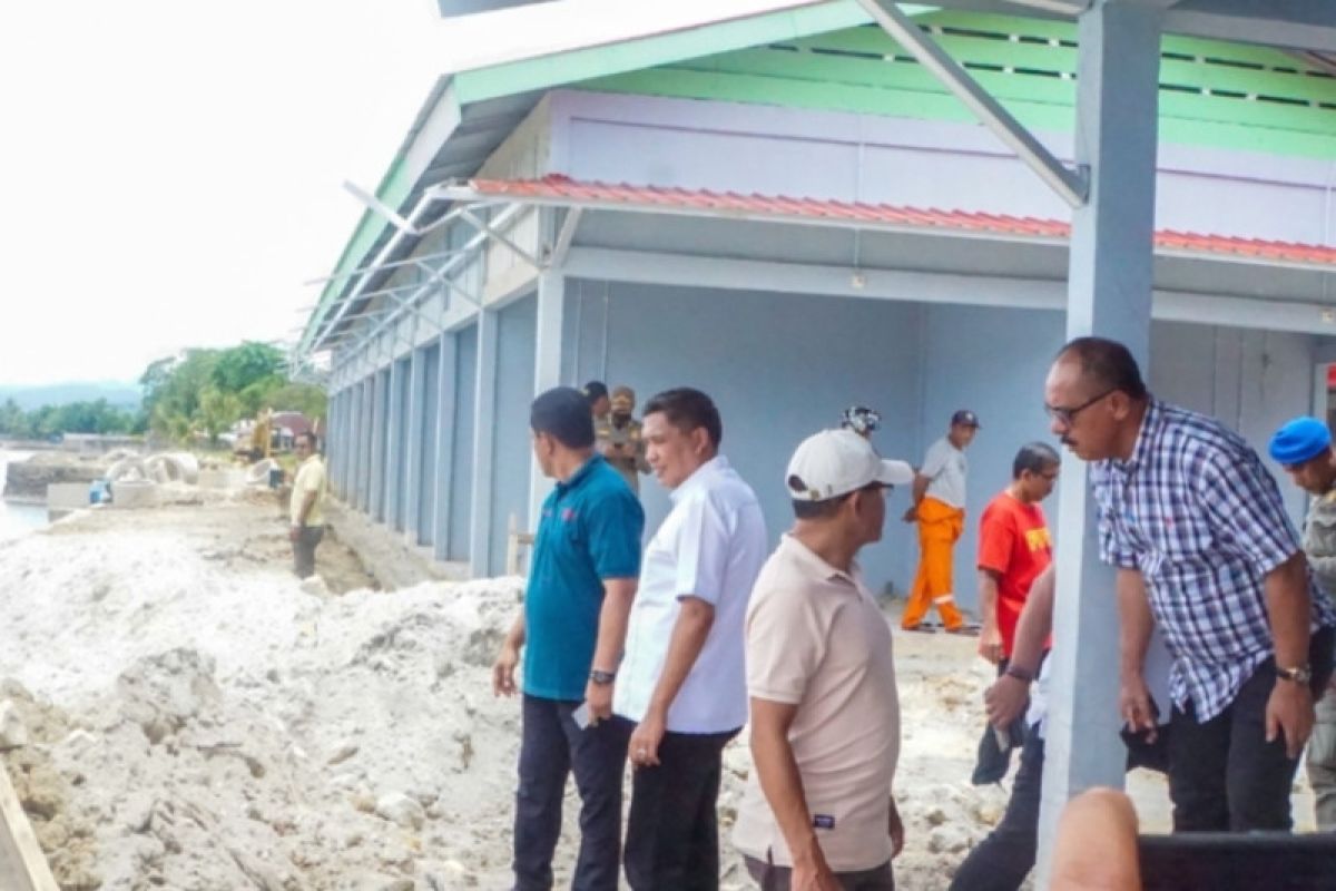 Pemkot Ambon menghentikan pembangunan kios di kawasan pesisir Ambon