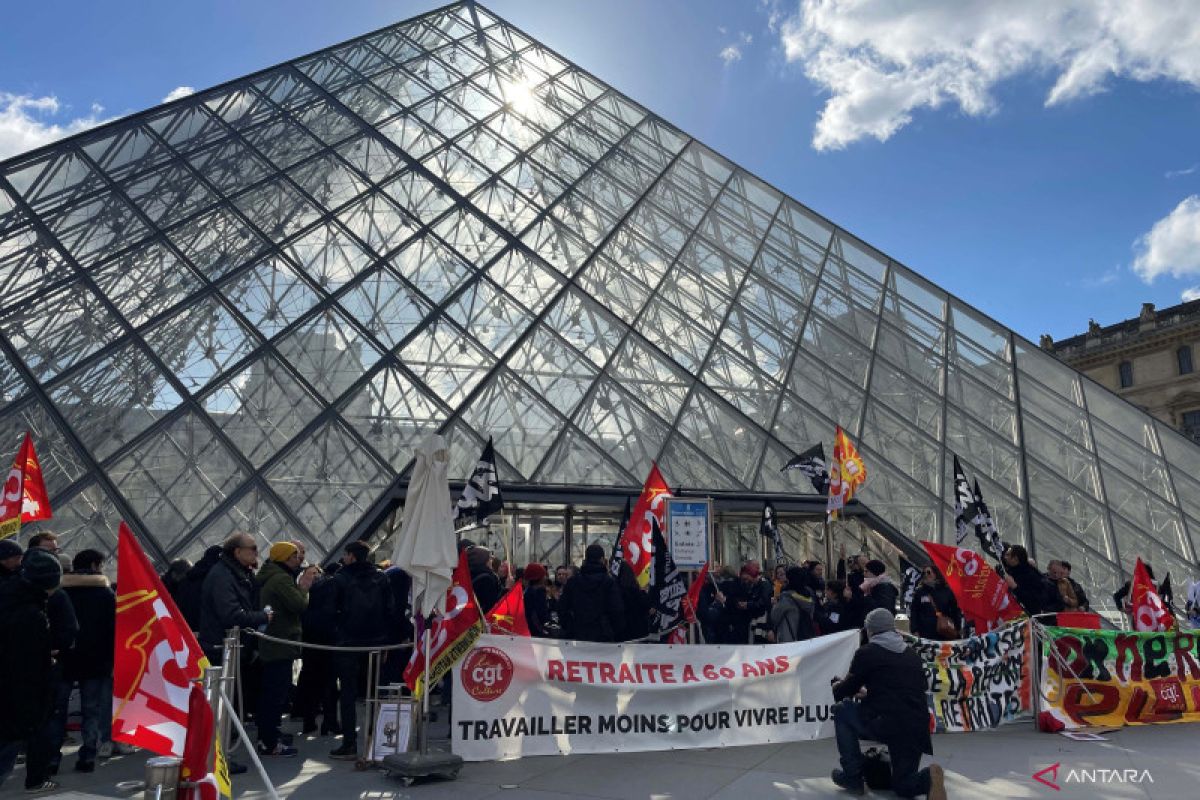 Pengunjuk rasa sistem pensiun Prancis blokir akses masuk Museum Louvre