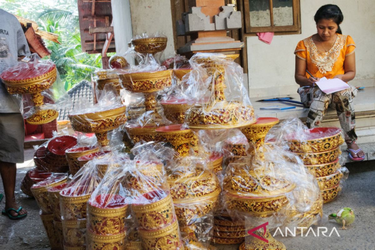 Geliat kerajinan dulang berbahan fiber di Kabupaten Gianyar Bali