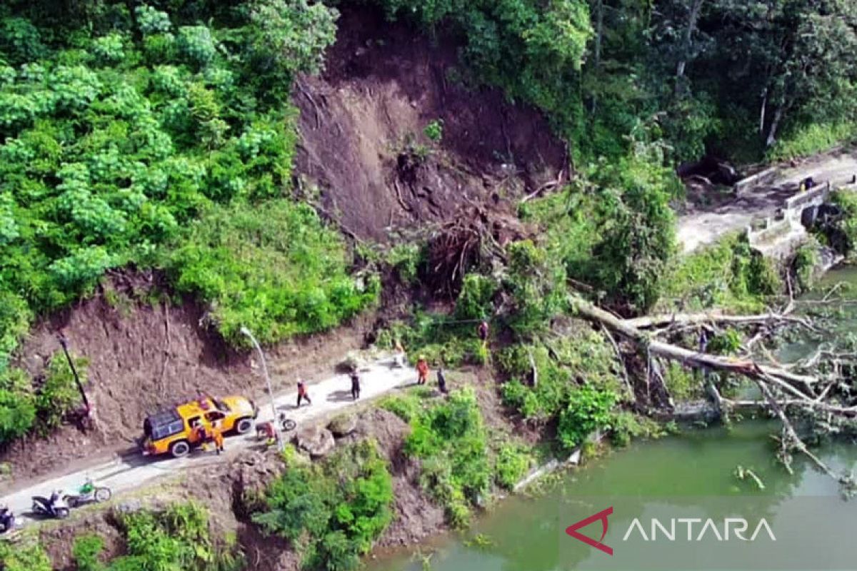 Longsor tutup akses jalan menuju objek wisata Telaga Ngebel Ponorogo